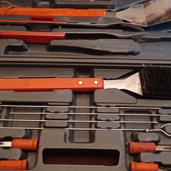 BBQ-PRO 16 piece BBQ tool set, with travel /storage case. (BRAND NEW) - Picture 6 of 8